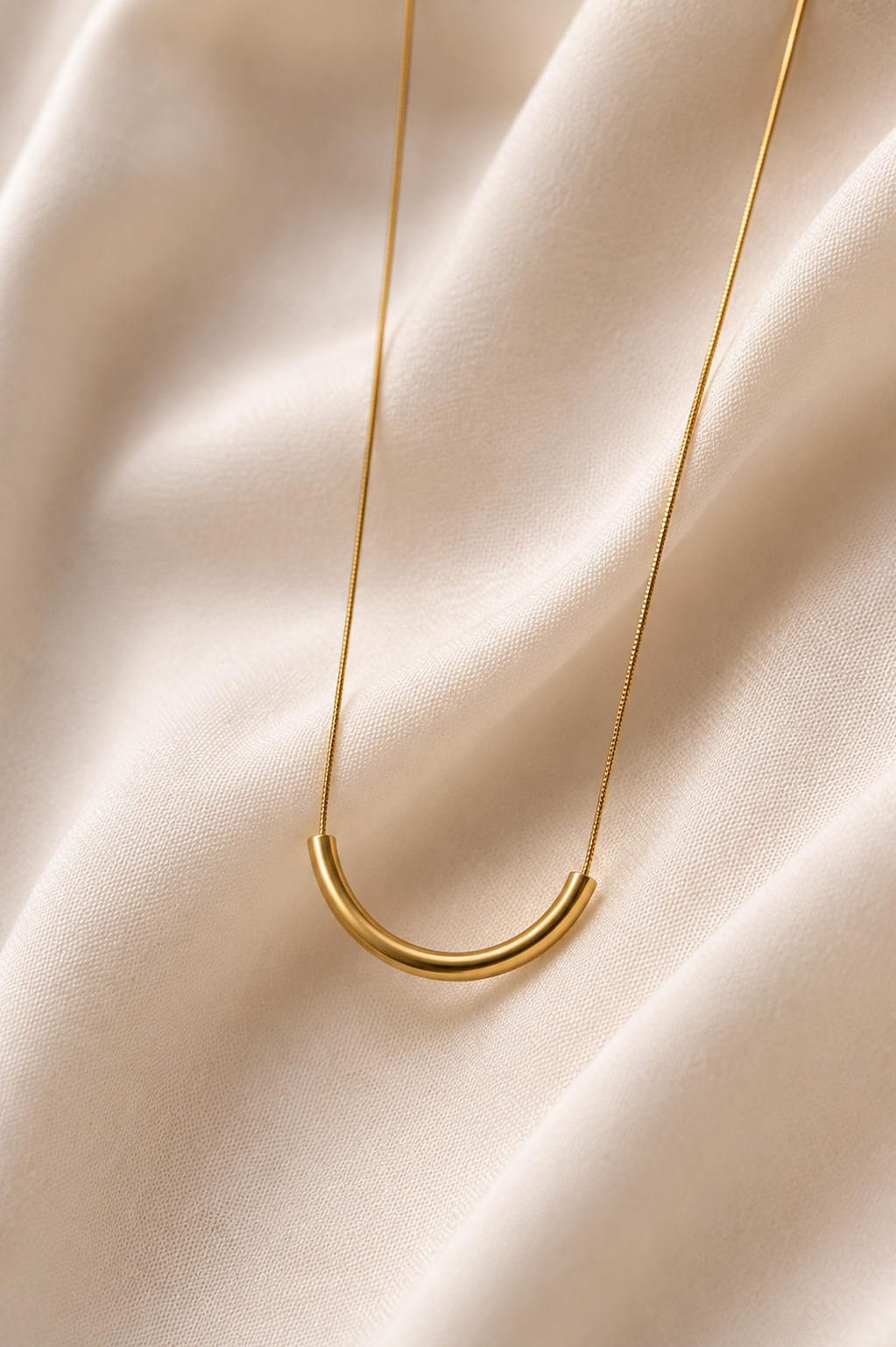 Ardenluxe gold spine bar necklace in Kenya