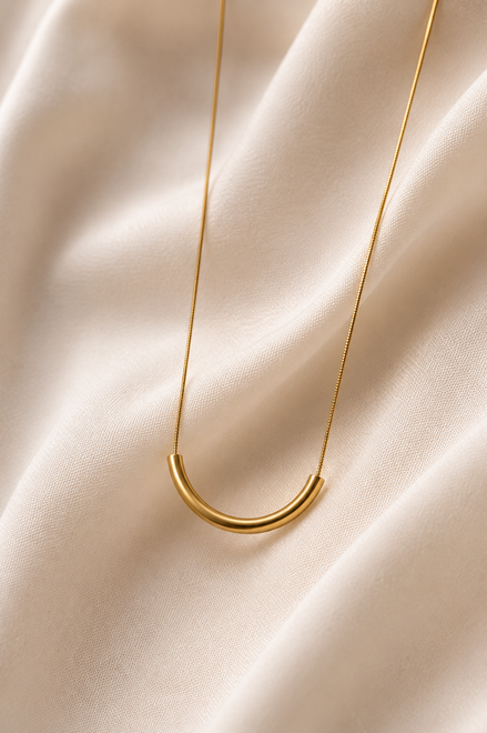 Ardenluxe gold spine bar necklace in Kenya