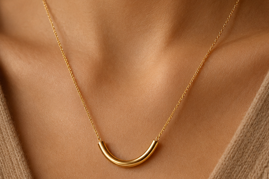 Gold spine bar necklace y Arden luxe in Kenya